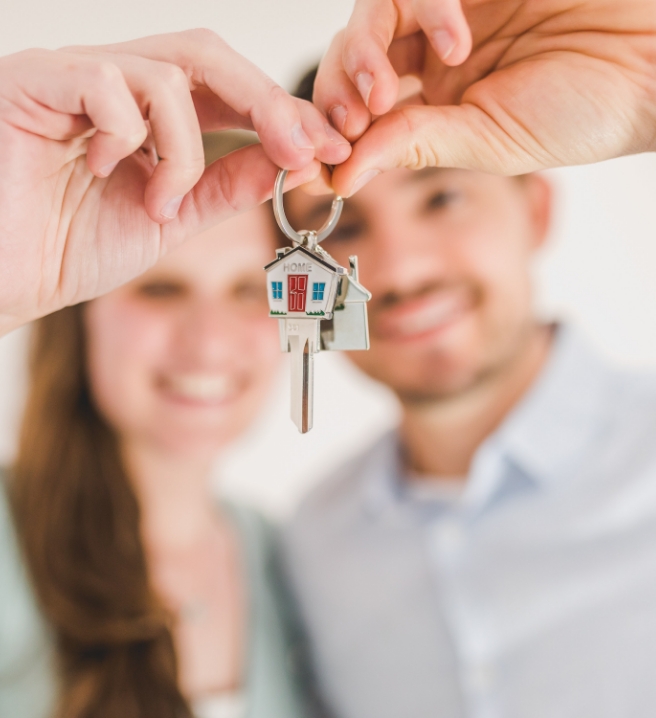 couple tenant des clefs